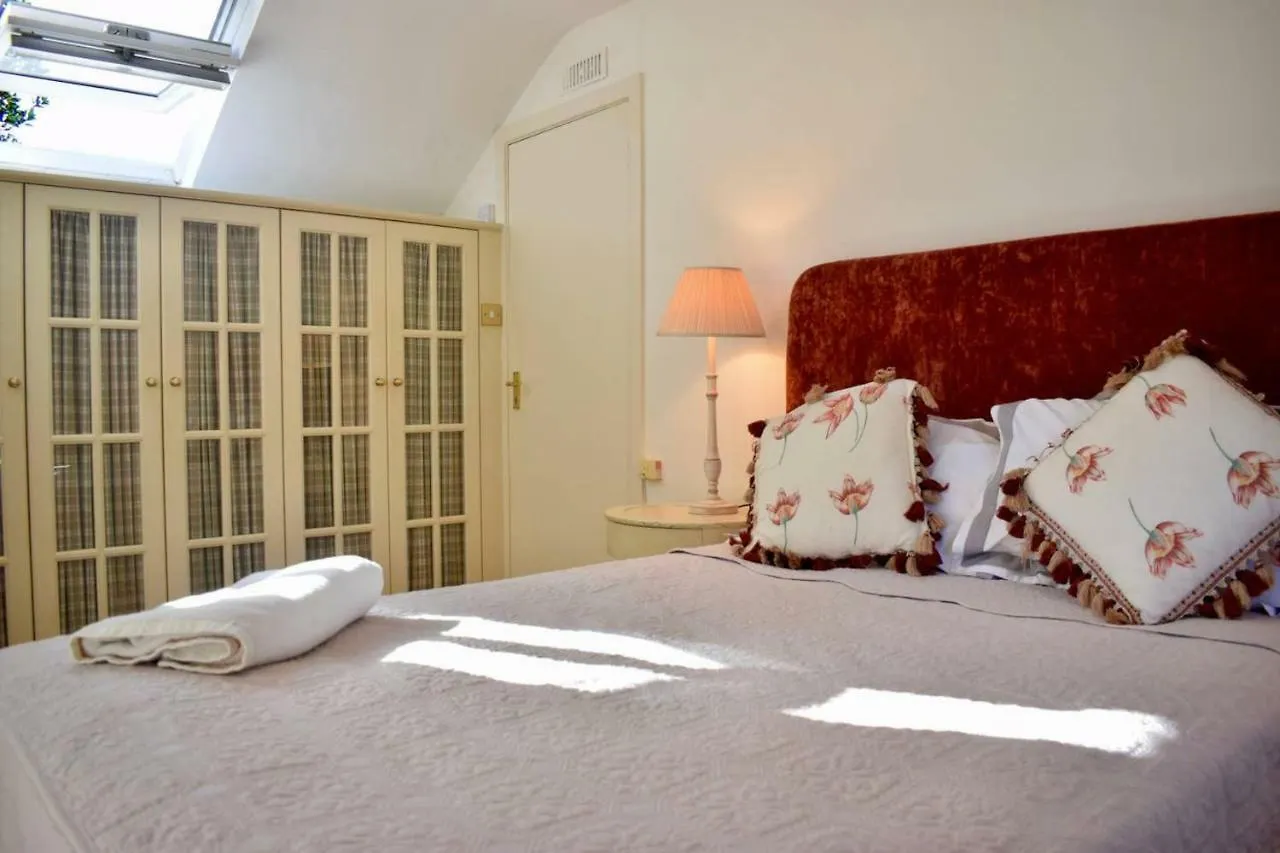 Elegant 2 Bedroom Dublin Coach House 0*,  Ireland